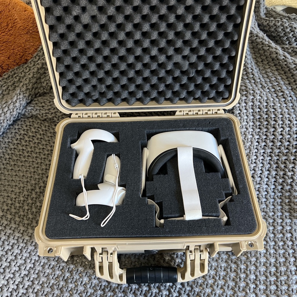 Oculus Quest 2 128BG - Comes with Apache hard case and charger